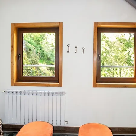 Spacious In With And Mountain View